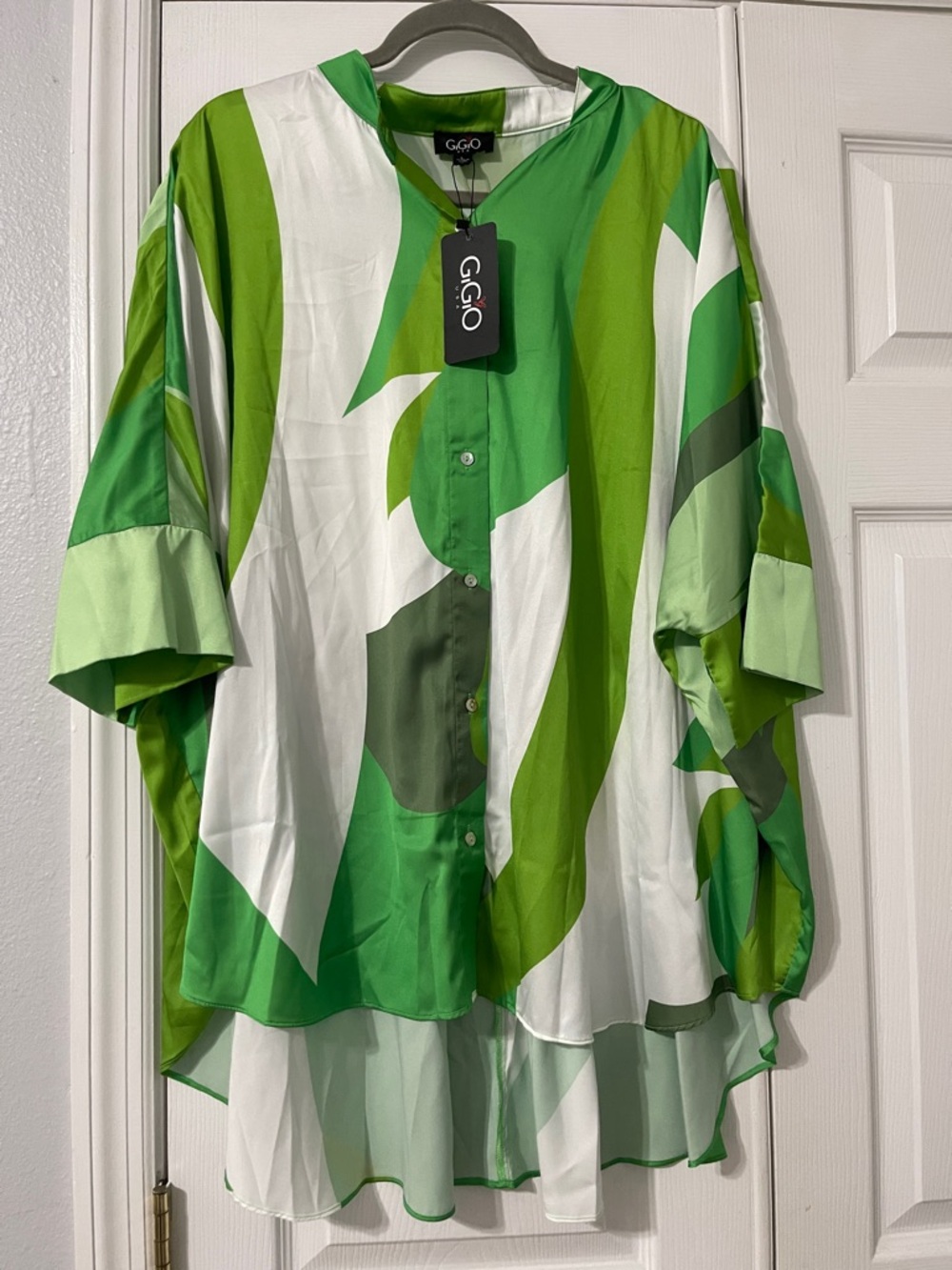 G.G.O. Green Abstract Button-Front Tunic Top